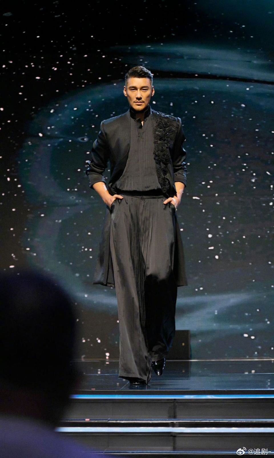 胡兵给阿布扎比上点东方震撼 胡兵这波操作太秀了！把非遗香云纱穿去阿布扎比，零浪费