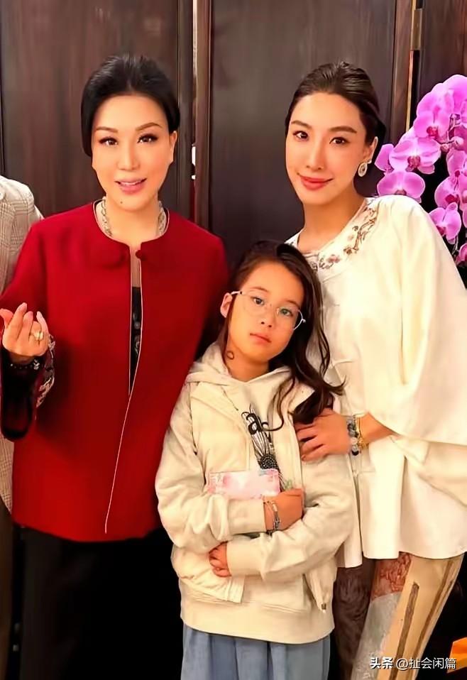 梁朝伟夫妇和赌王的儿媳妇齐娇是非常好的闺蜜关系，经常在一起聚会。

齐娇当年嫁入