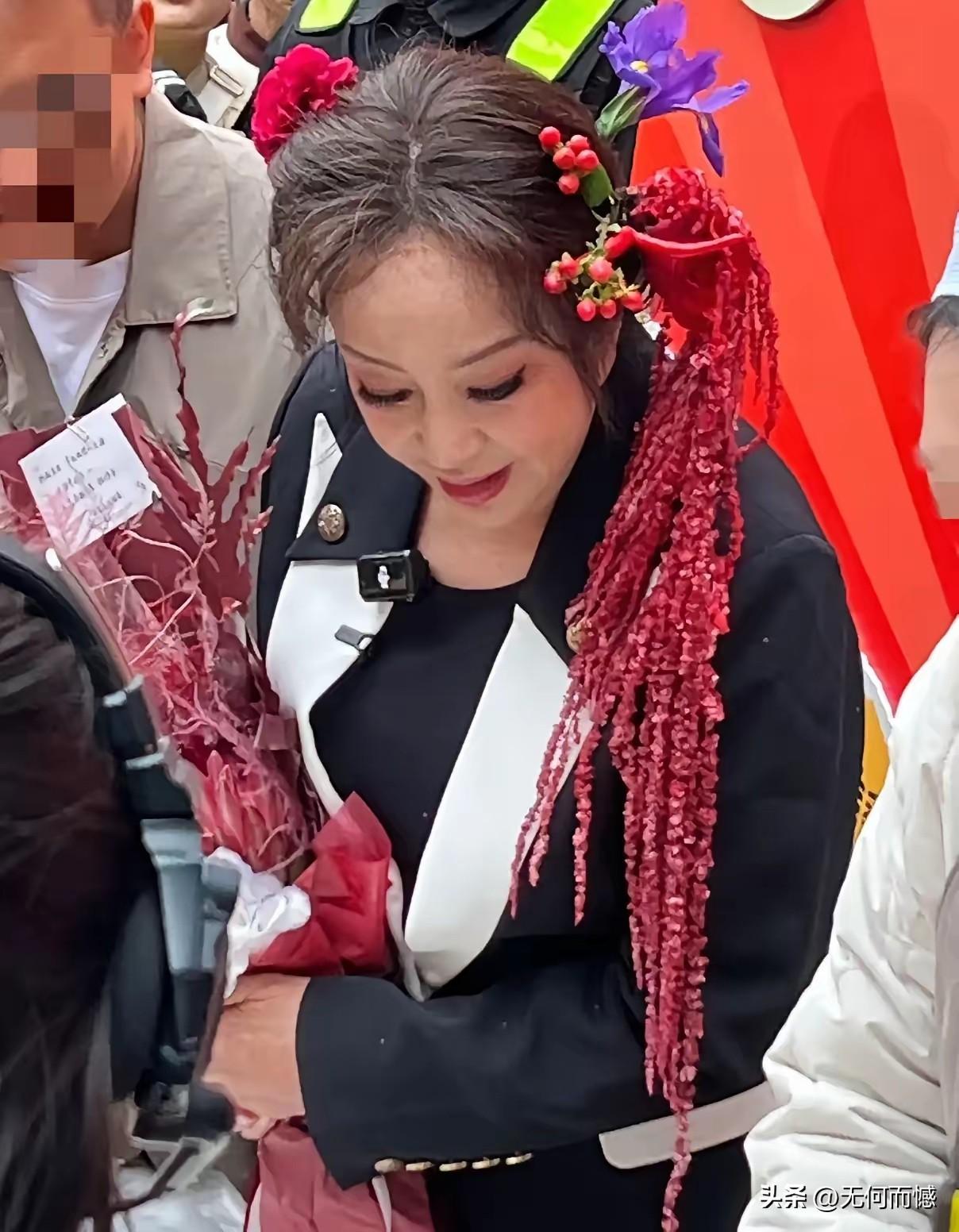 刘晓庆吃火锅的画面，给人的感觉太喜庆了，刘晓庆就是刘晓庆，总是那么的与众不同，总