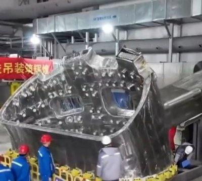 天上这个太阳 谁也造不了哇.
地上没有太阳 可以随便滴造......

视频丨新