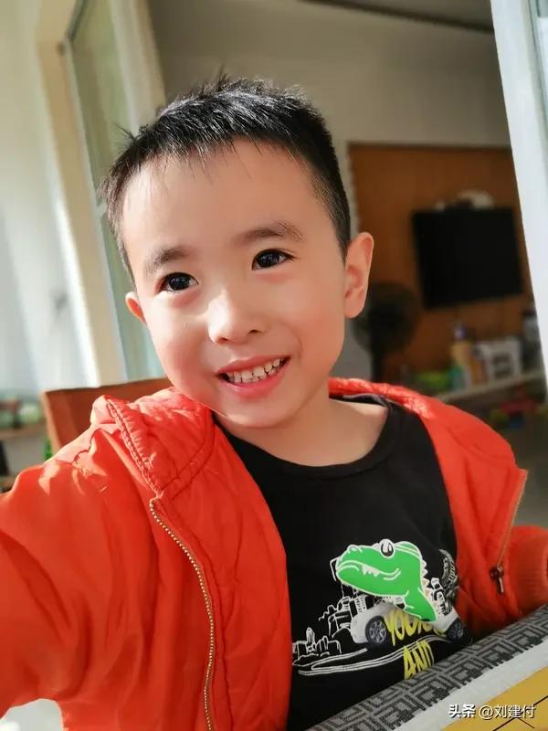 6岁娃被妈妈独自丢酒店每天求抱抱 6岁娃被妈妈独自丢酒店，每日求抱抱
近日，一则