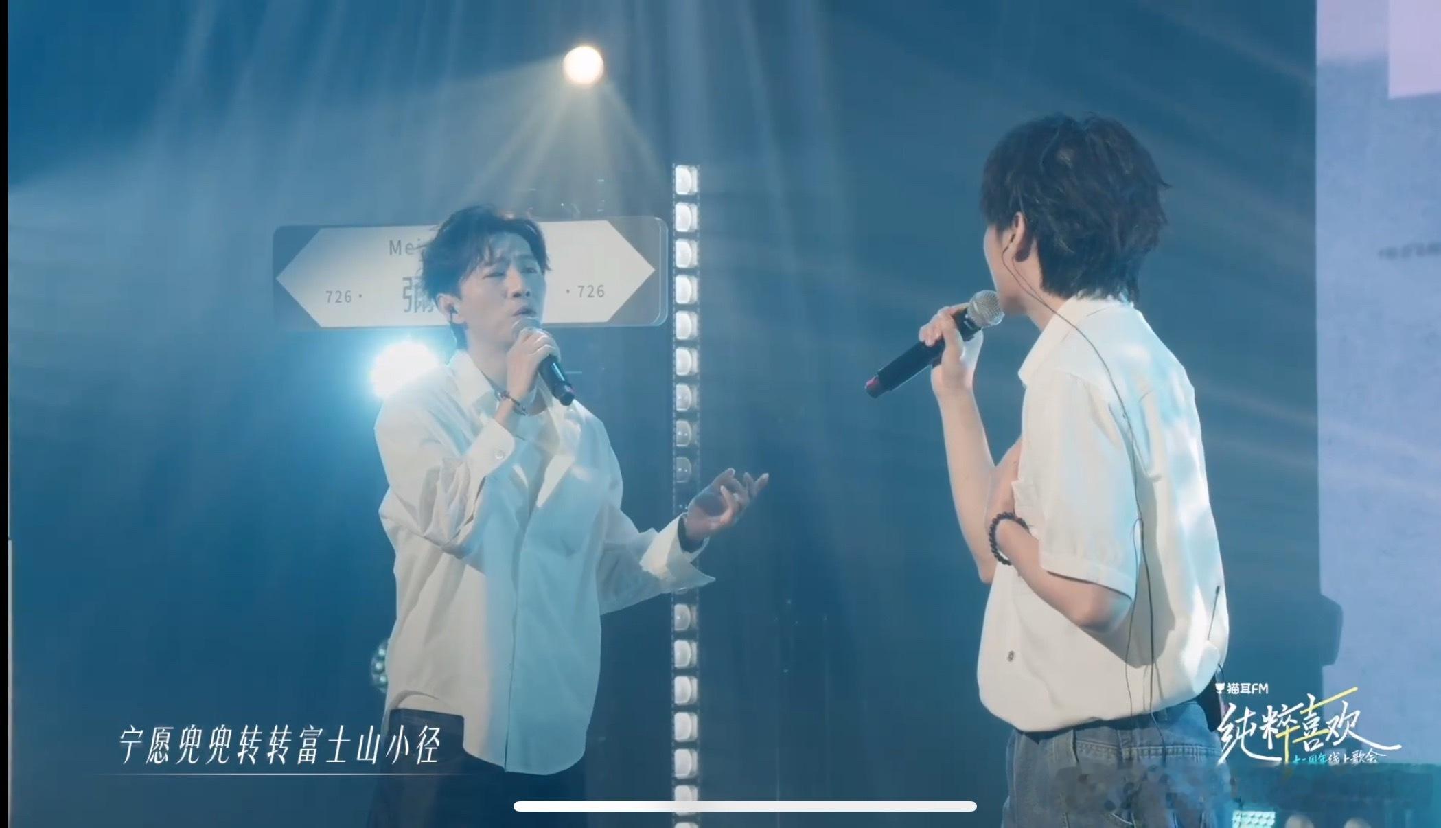 下次可以人出镜表演，别开麦了，让你的妻子开麦就行了 
