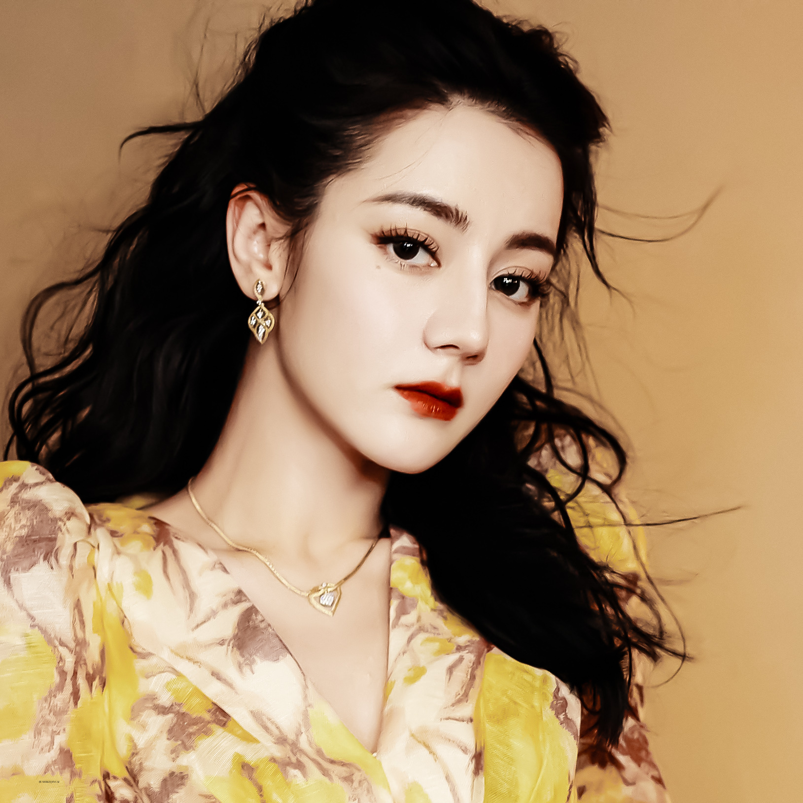 沉淀独一份的优雅💛✨迪丽热巴直播|迪丽热巴见面会伴手礼好大一包 dlrb迪丽热