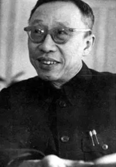 溥仪到9岁还在喝奶，奶娘不敢让外人知道，宫女太监每次都要绕道走。
 
在这座冷漠