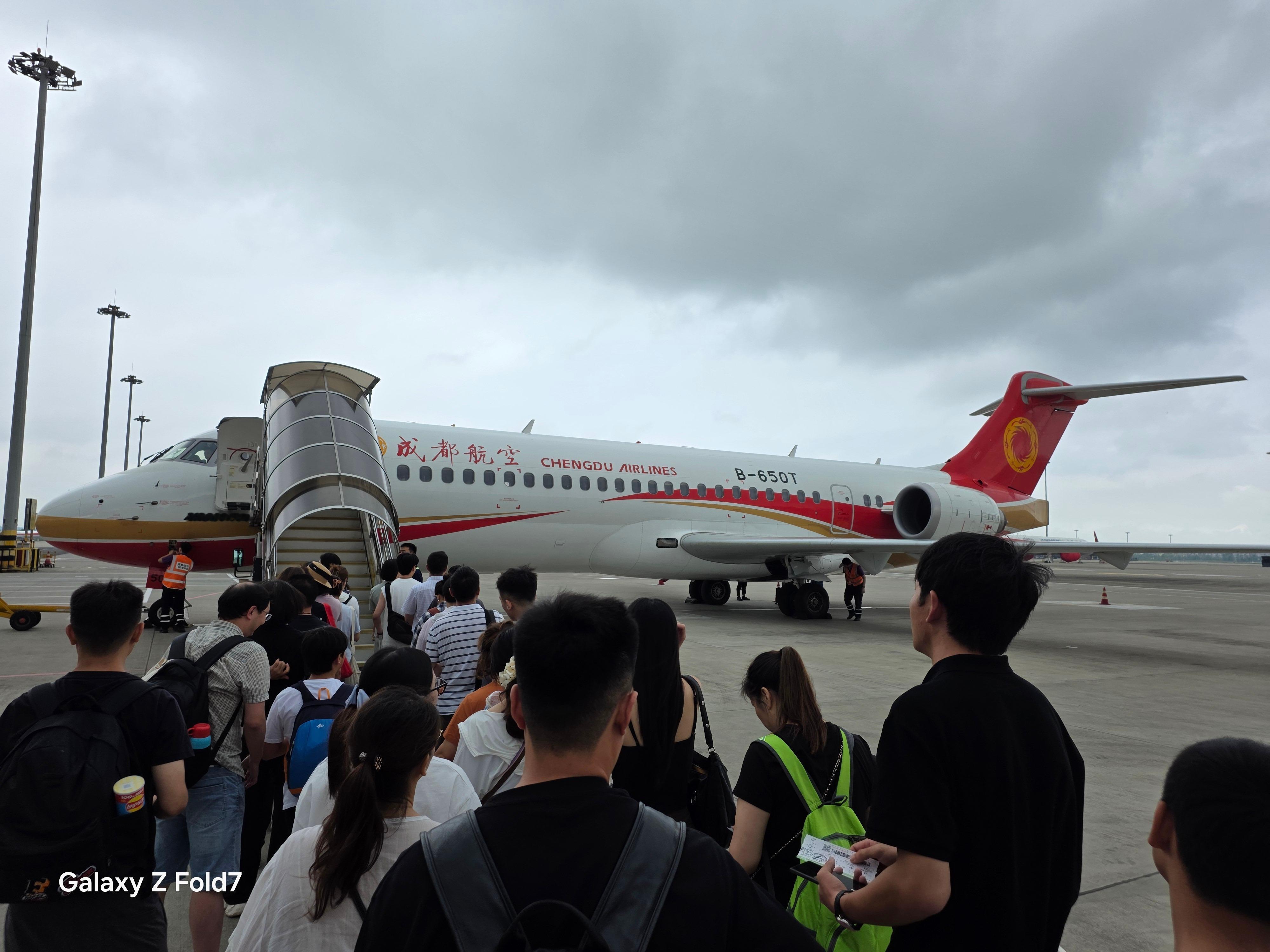 第一次坐中国商飞的C909，只有90个座位，很mini[柯基] ​​​