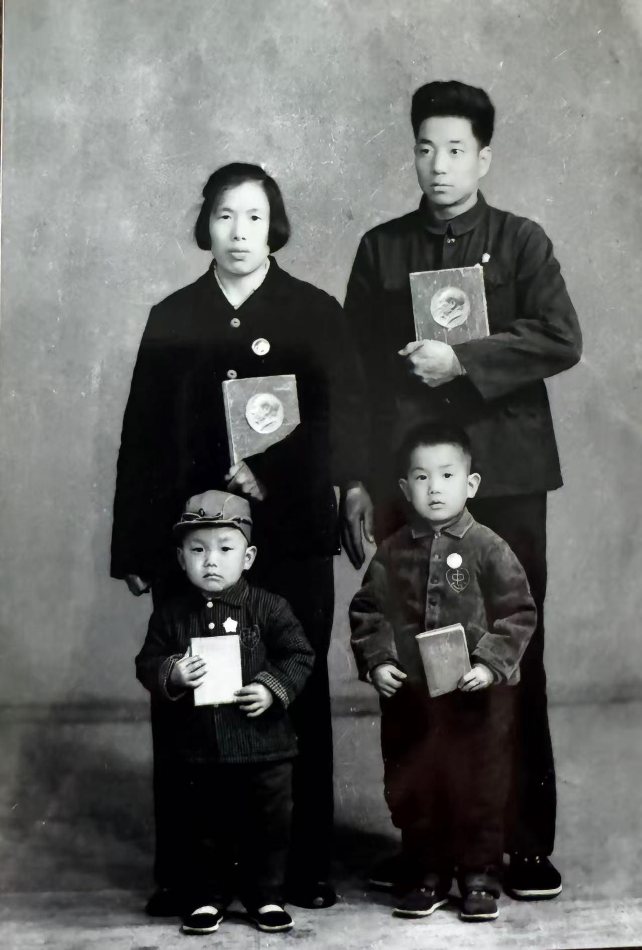 看看我小时候照片，60年代末，57年前，是啥长相？瘦不瘦？

我1963年，出生