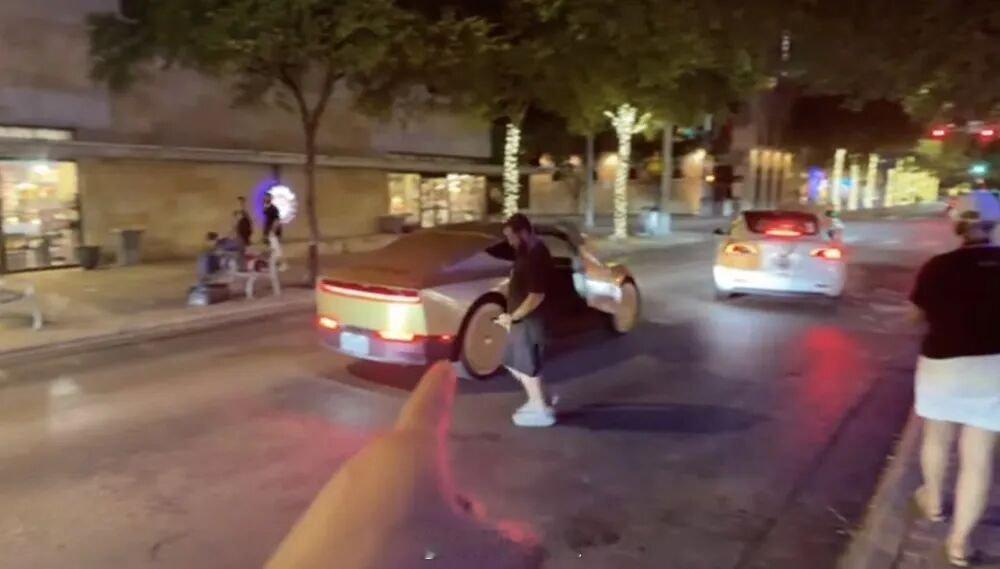 特斯拉新车刚发布就翻车？停路中间接客被吐槽。特斯拉无人驾驶电动车无方向盘 ​​​
