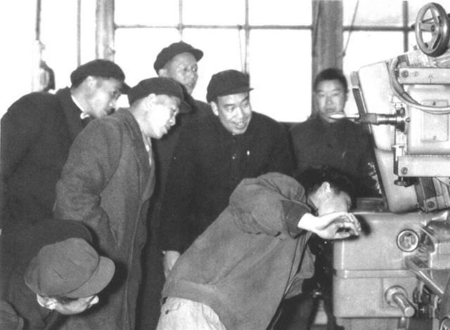 邓华(左二)视察工厂时留影。