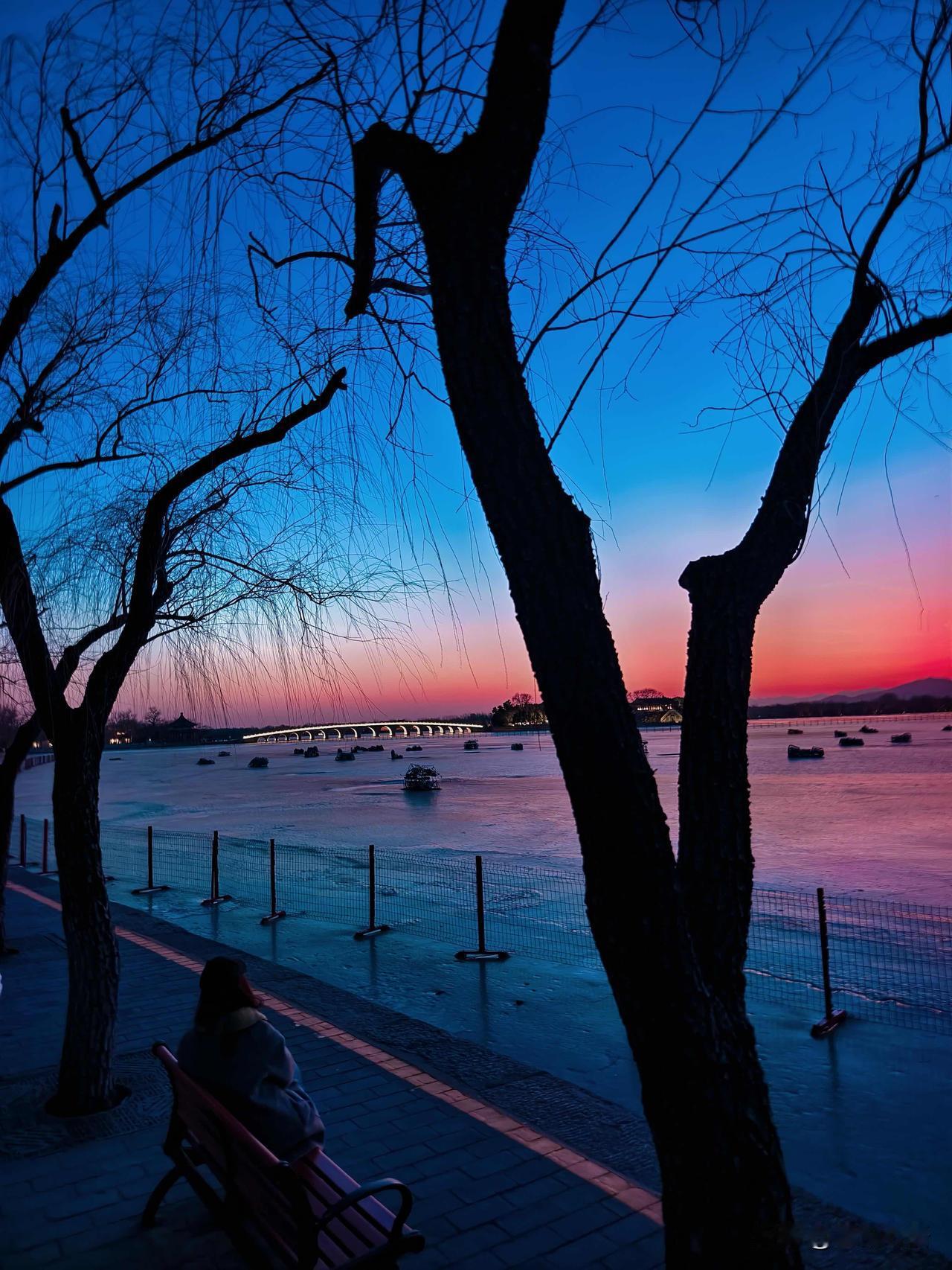 颐和园的傍晚蓝调时刻，
这才是东方美学的天花板！

就短短二十分钟，
日落后的天