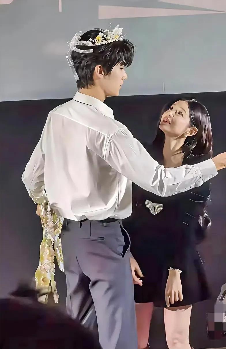 陈妍希应该是最可爱的小龙女，虽然已经结婚生子做了妈妈，但是就是一直单纯的可爱，可