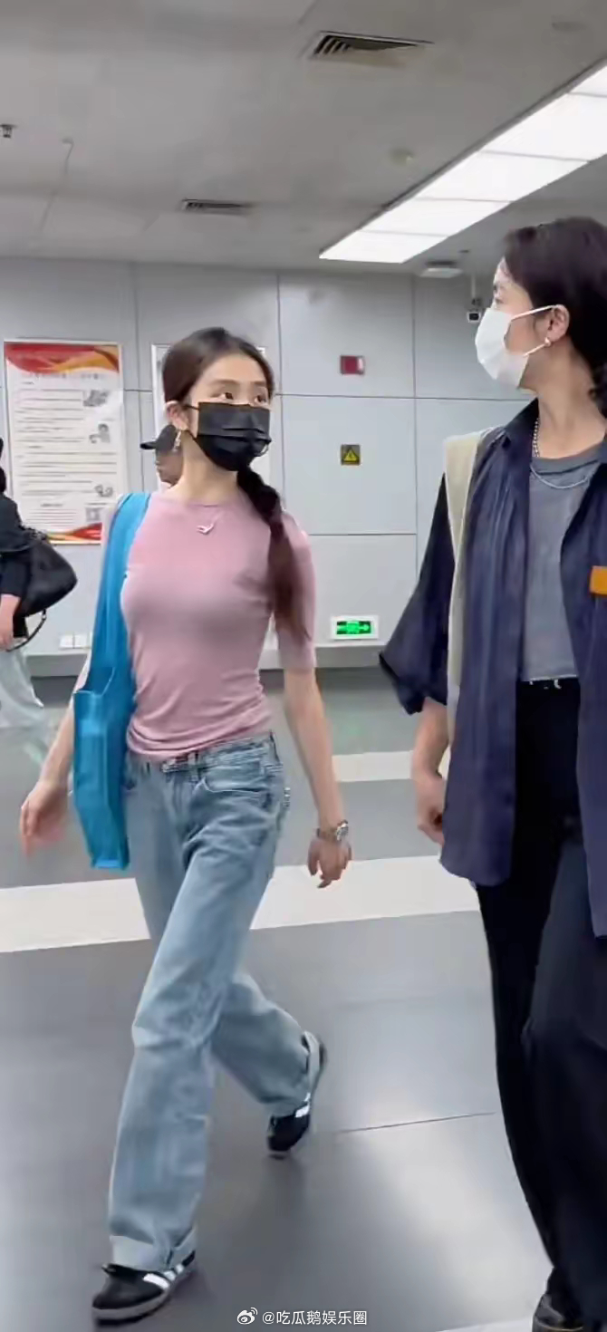 19岁黄多多放暑假回国！穿搭平价，人又瘦又美，孙莉有意衬托女儿！ ​​​