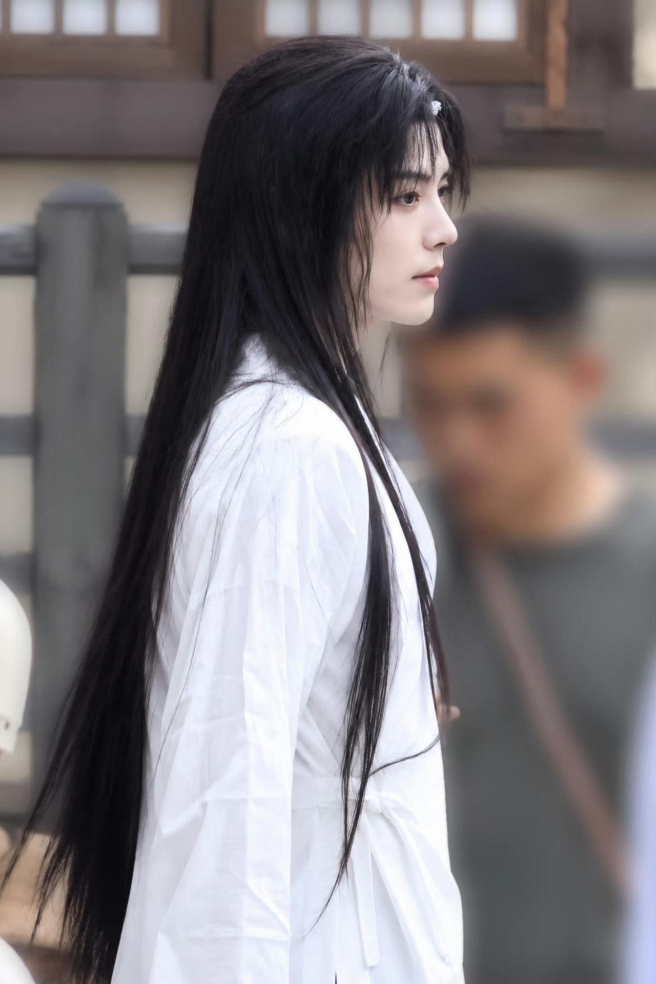 现在的男明星都这么秀气啊，
是刚进圈的新人吗？
看很多网友说一袭白衣可以去出演小