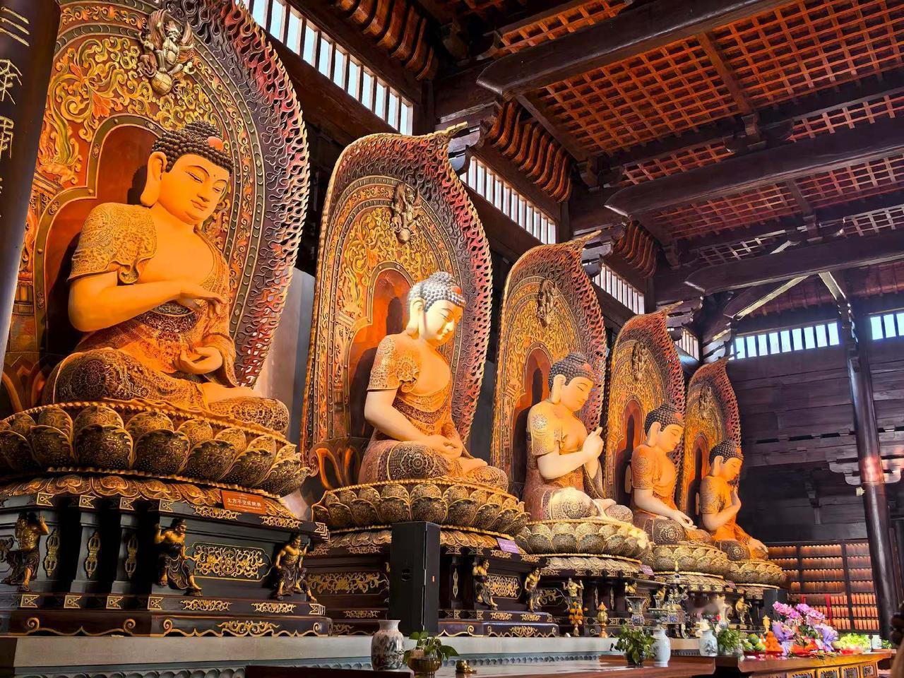 宁波镇海香山教寺，五方如来像，愿见者得福，增福增慧。佛像华盖 东方如来大佛 佛光