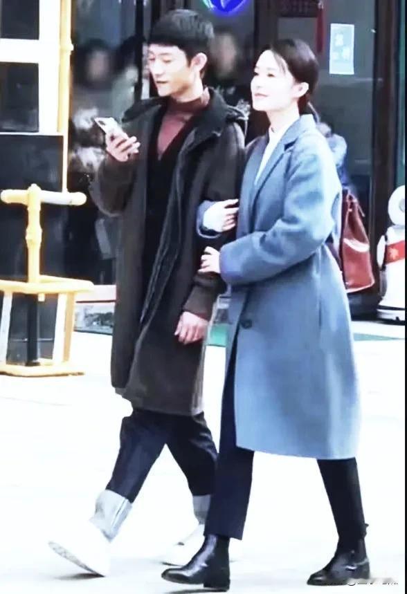 李沁手挽着的男士是谁呢？谁眼睛厉害一眼就能认出来。两人亲如兄妹，李沁清纯靓丽，为