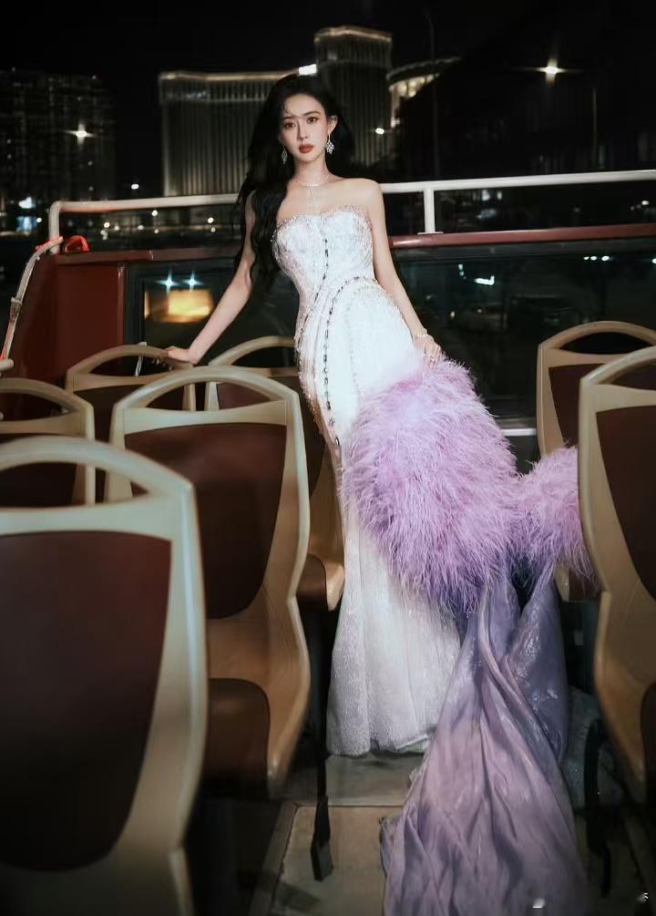 孟子义俯身遥望车水马龙  谁能够懂孟子义红毯造型的含金量啊，咱孟姐的风格还真挺百