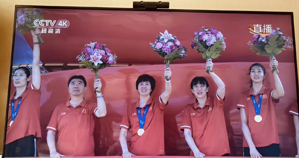 谁还记得 6年前：中国女排参加阅兵巡游！2019年9 月，中国女排以世界杯的11