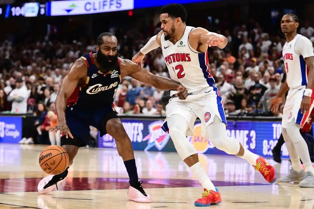 NBA东部半决赛G4，骑士112-103活塞，系列赛总比分2-2。米切尔单节21