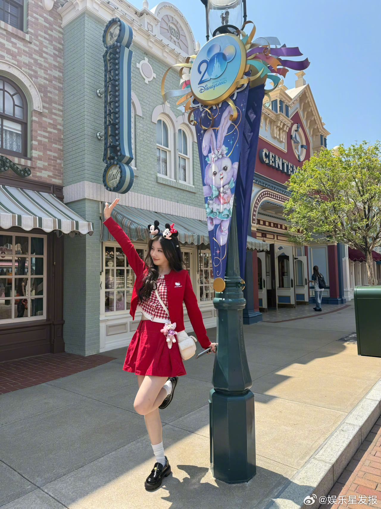香港迪士尼游玩照好松弛，漂亮姐姐漫步童话世界，自在又惬意的样子好爱！王鹤润香港迪