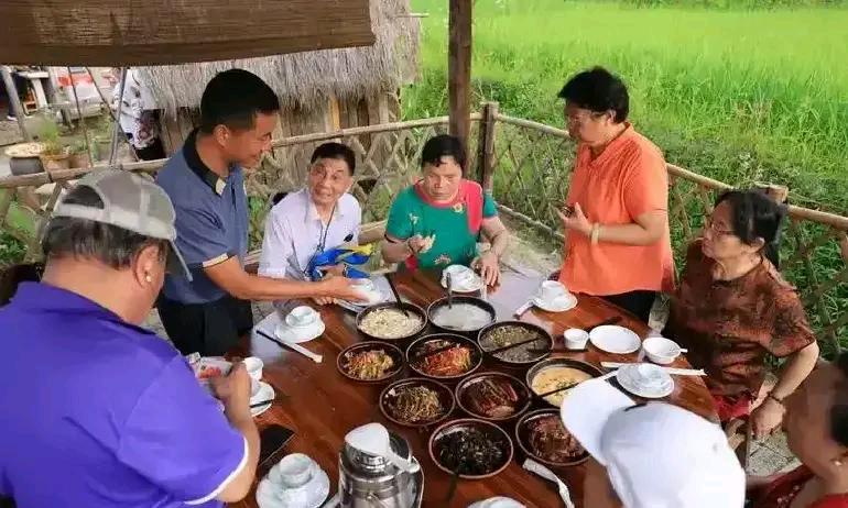 6 名退休老师去贵州旅游，突遇大雨，在一农户家躲雨，主人家做了 9 菜 1 汤，