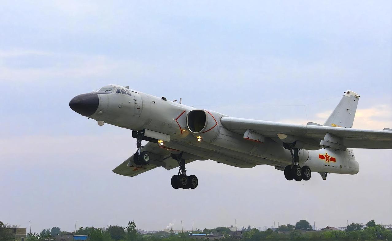 俄罗斯图95战略轰炸机的航程更远，飞行距离15000公里，适合超远程打击，载弹量