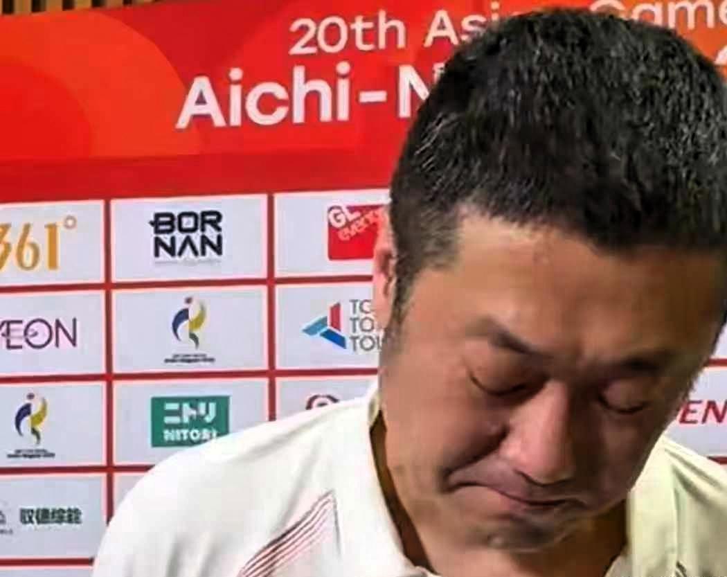 中国女排拿下亚运会冠军的那一刻，这位主教练的眼泪唰地就掉了下来，像断了线的珠子似