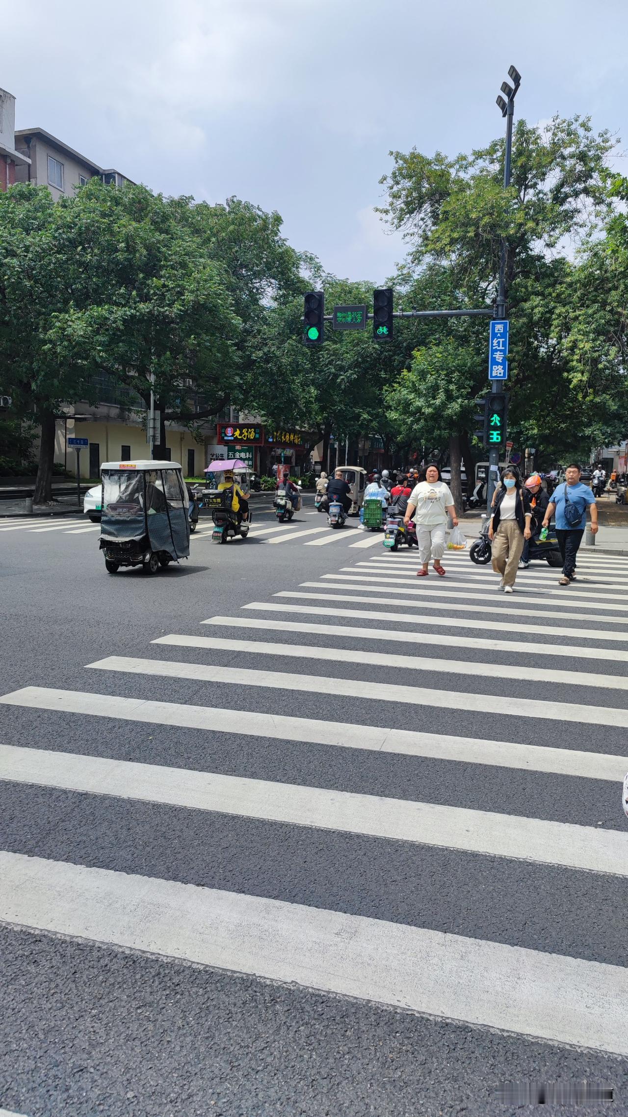 昨天郑州市2026年的中招政策已经下达，而且在本地已经形成了热点。
几乎每一个关