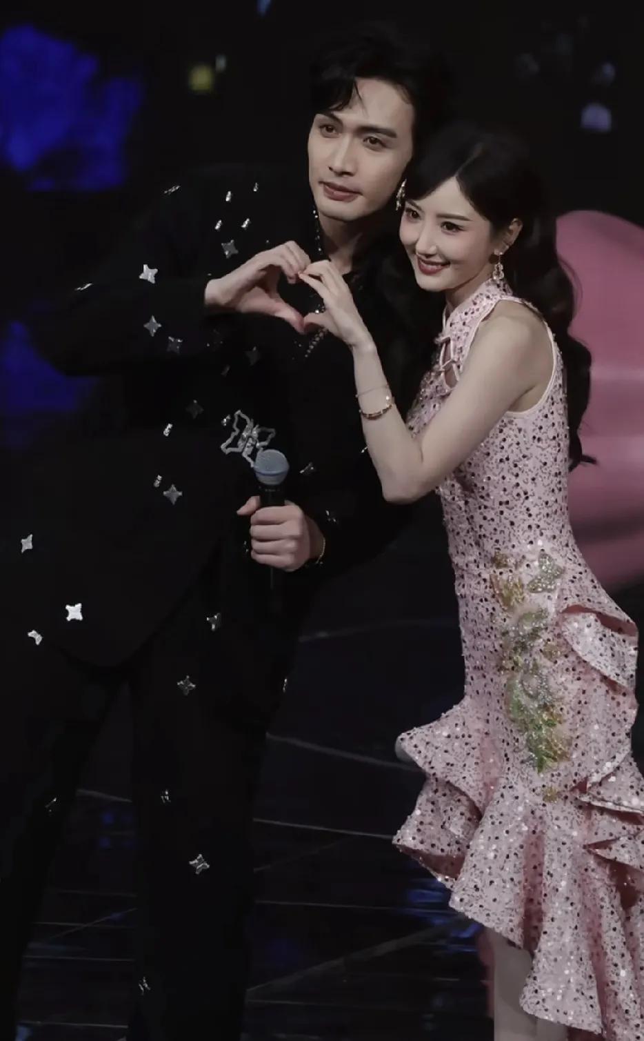 38岁的毛晓彤伤得有多深。
你看她，即使身边很多青年才俊，如张彬彬这样的，她都无