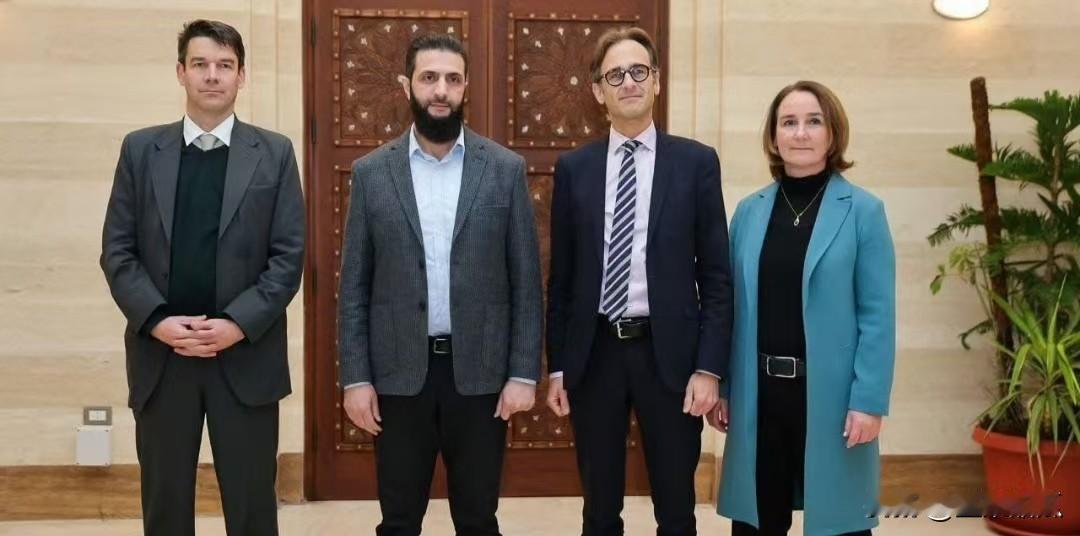 朱拉尼变化真是大啊，进入大马是革后，整天西装革履，俨然一副现代政治人物的衣冠，看