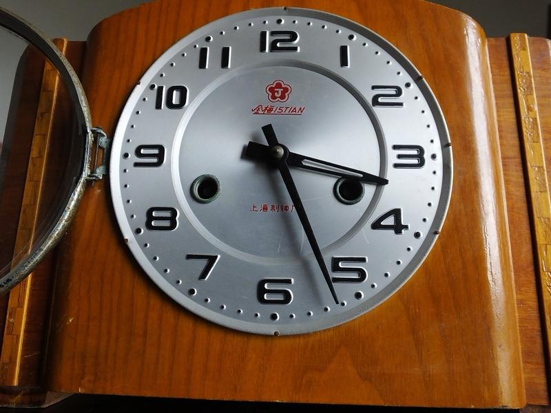 邻居家有个座钟，每到半夜十点、十一点、十二点就会“当当当”地敲响，声音特别清晰。