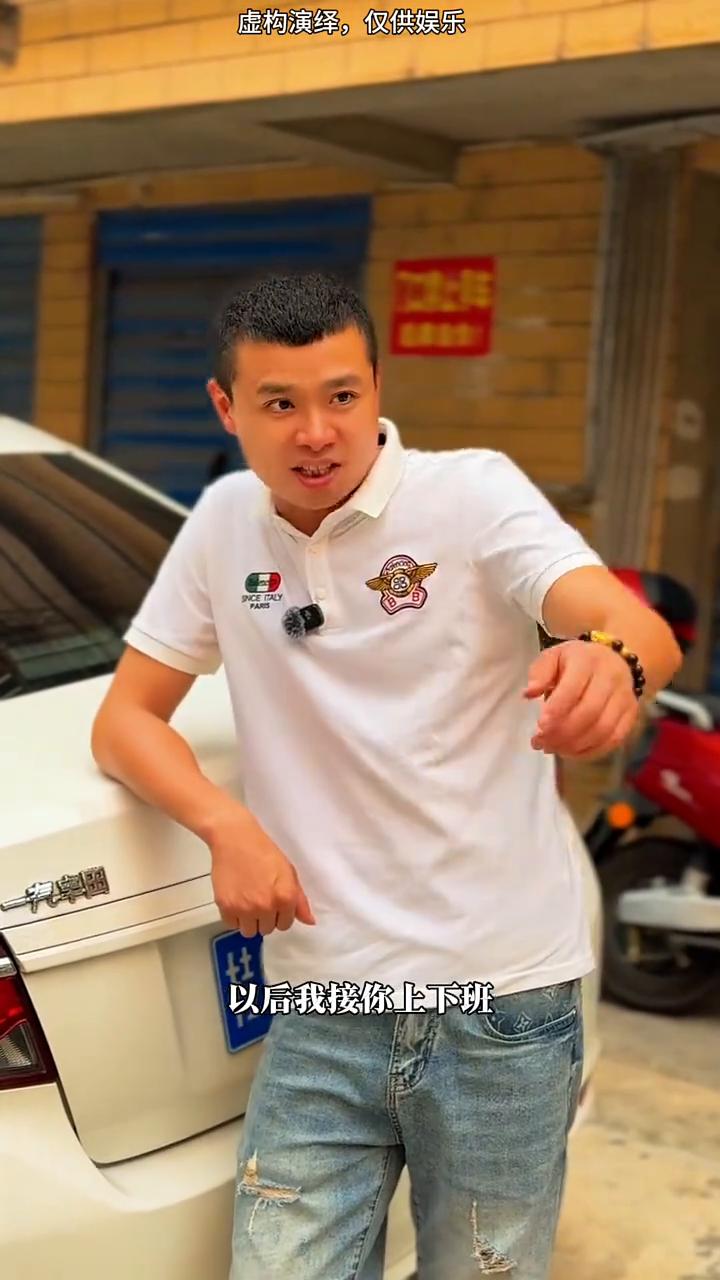 感觉。
慢点，好的村长。桂林妹，这么热的天你还跟村长坐这个破摩托车，以后我接你上