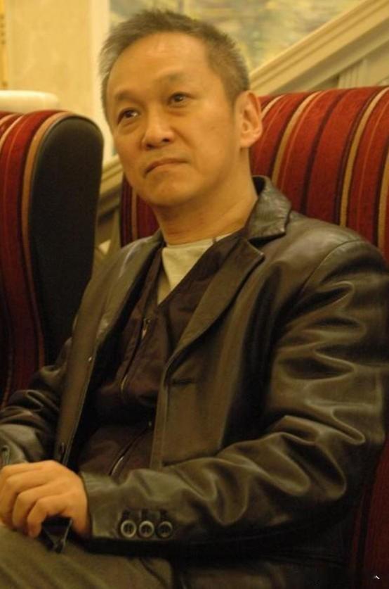 1982年，成龙以50万的年薪请陈德森当他的司机，但四年后陈德森却说:“大哥，我