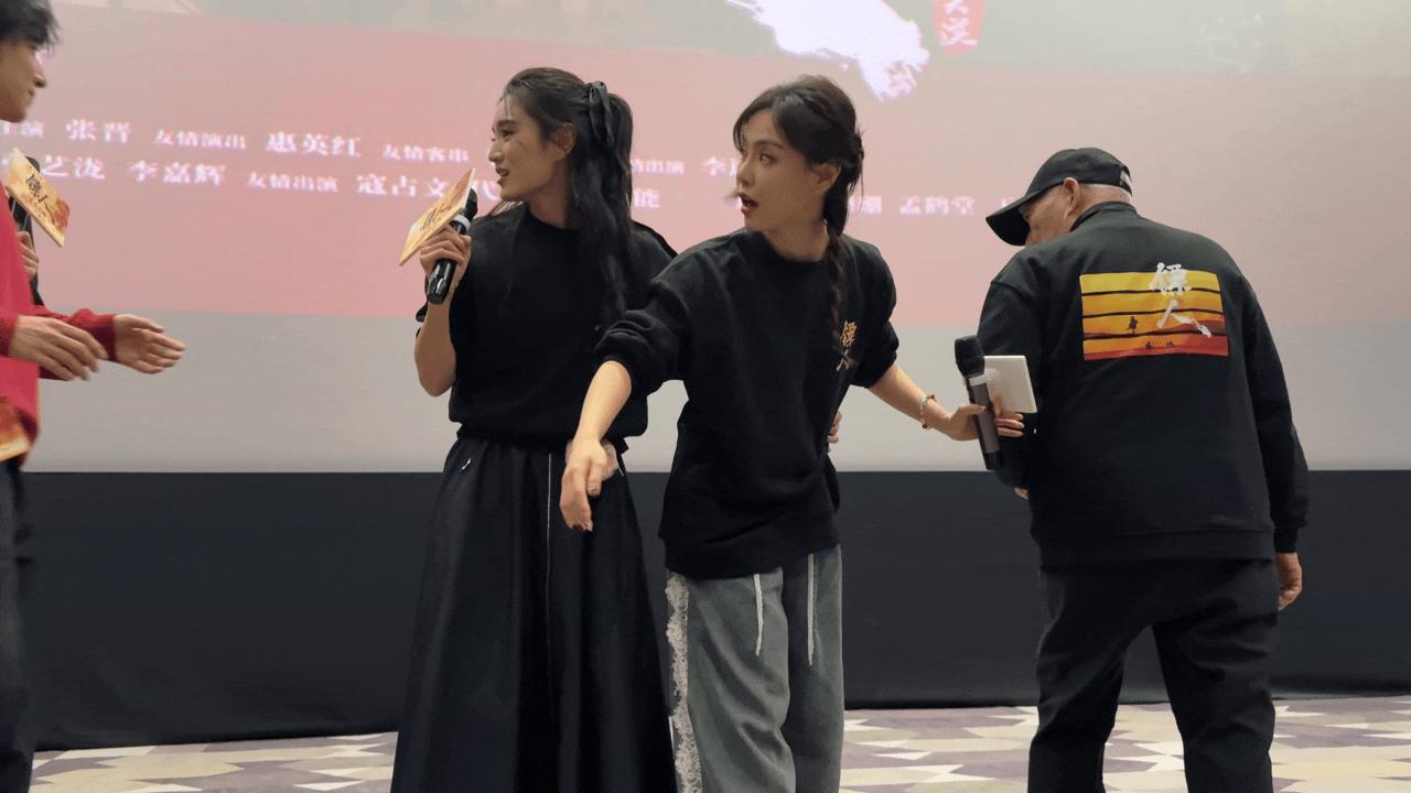 吴京袁和平老实人豁出去了八十多岁和五十多的老顽童玩得比谁都欢，连机车轰鸣都得自己