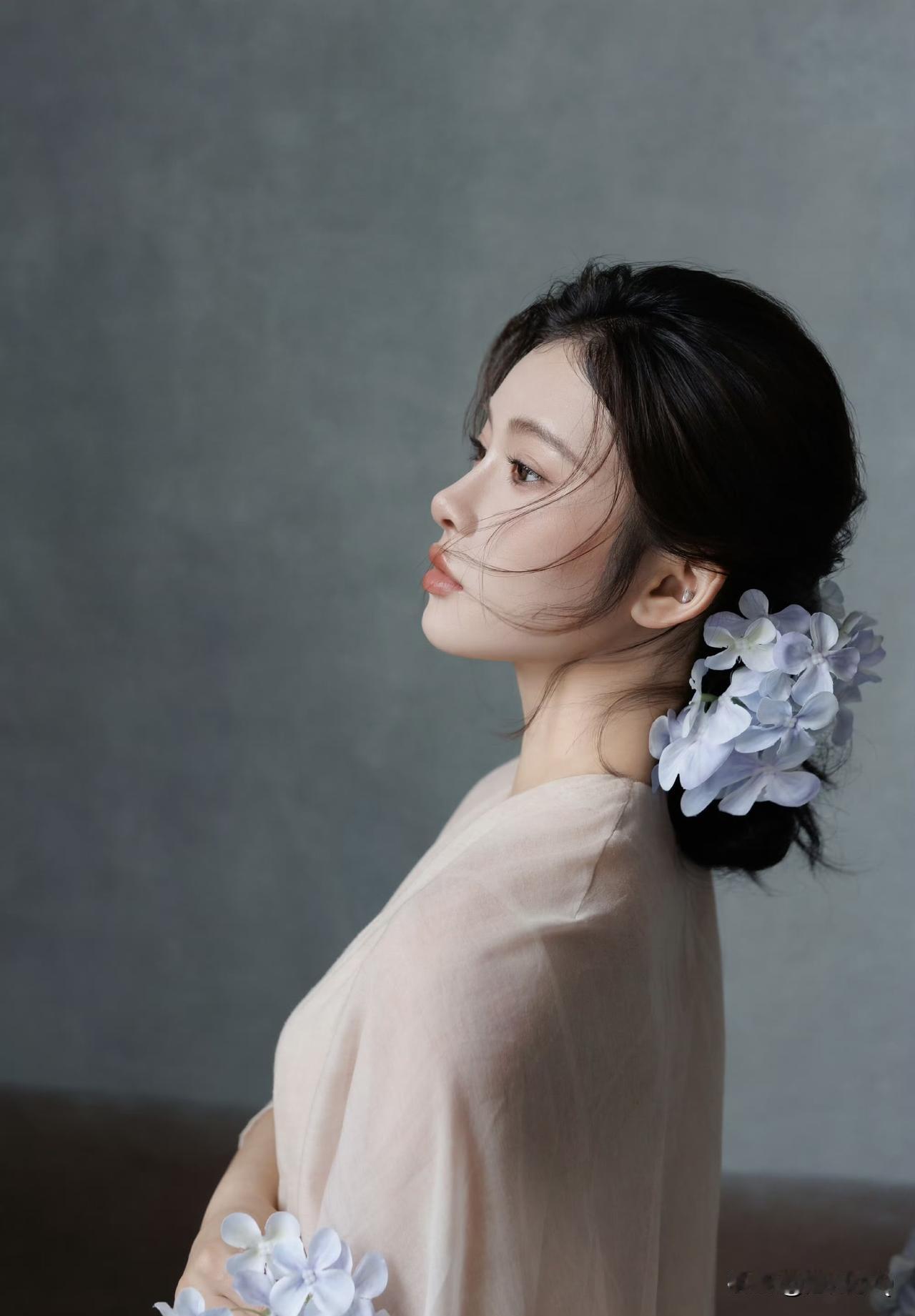 清水芙蓉吴艳妮，头次见她尝试这种淡雅清新的风格，蛮清透可人的。