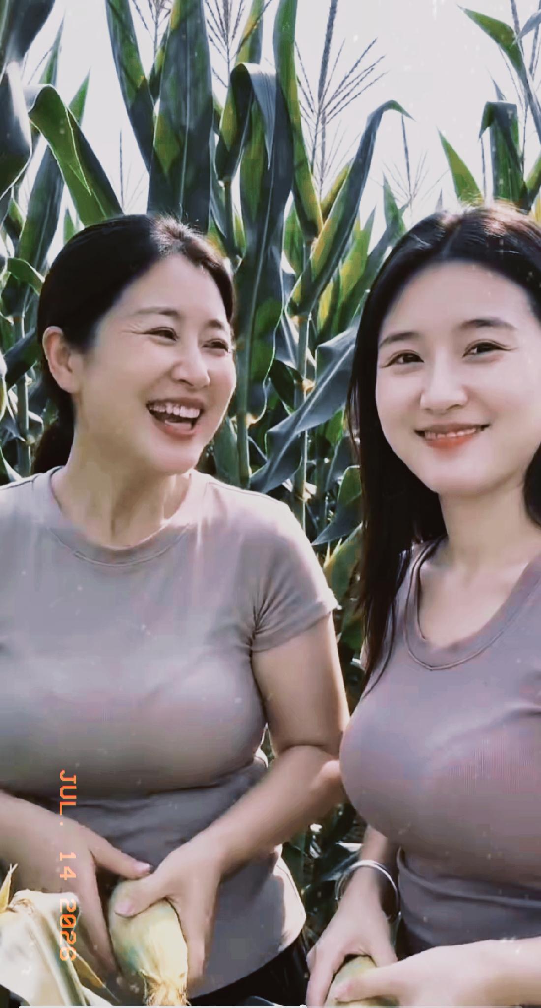 原创微头条
 
乡下独自种玉米谋生的女人，其中辛苦外人很难体会，日日田间劳作，凡