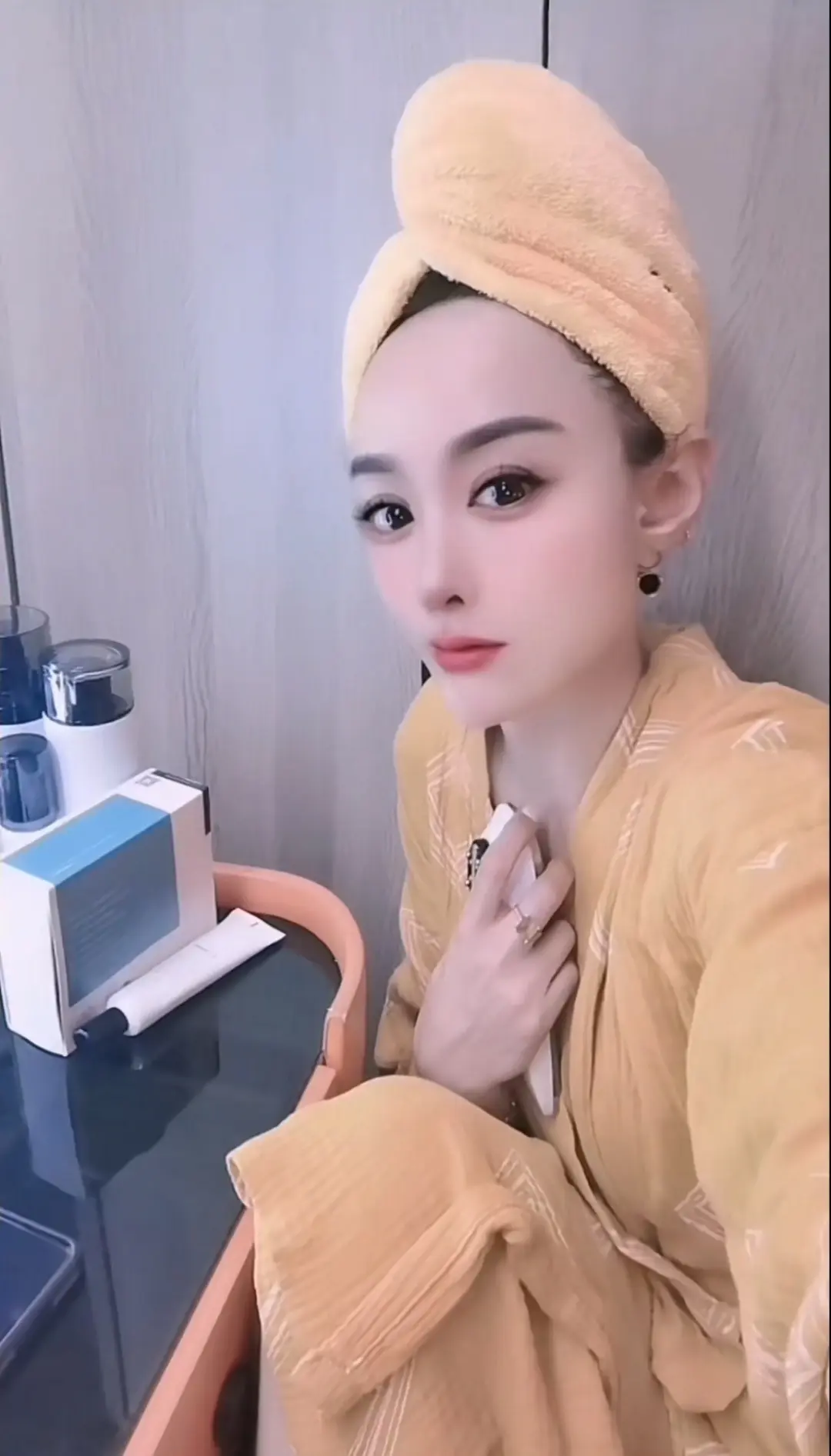 五官是父母给的，原装的脸，虽然不够精致，但是没硬伤，没动过刀，没打过针...