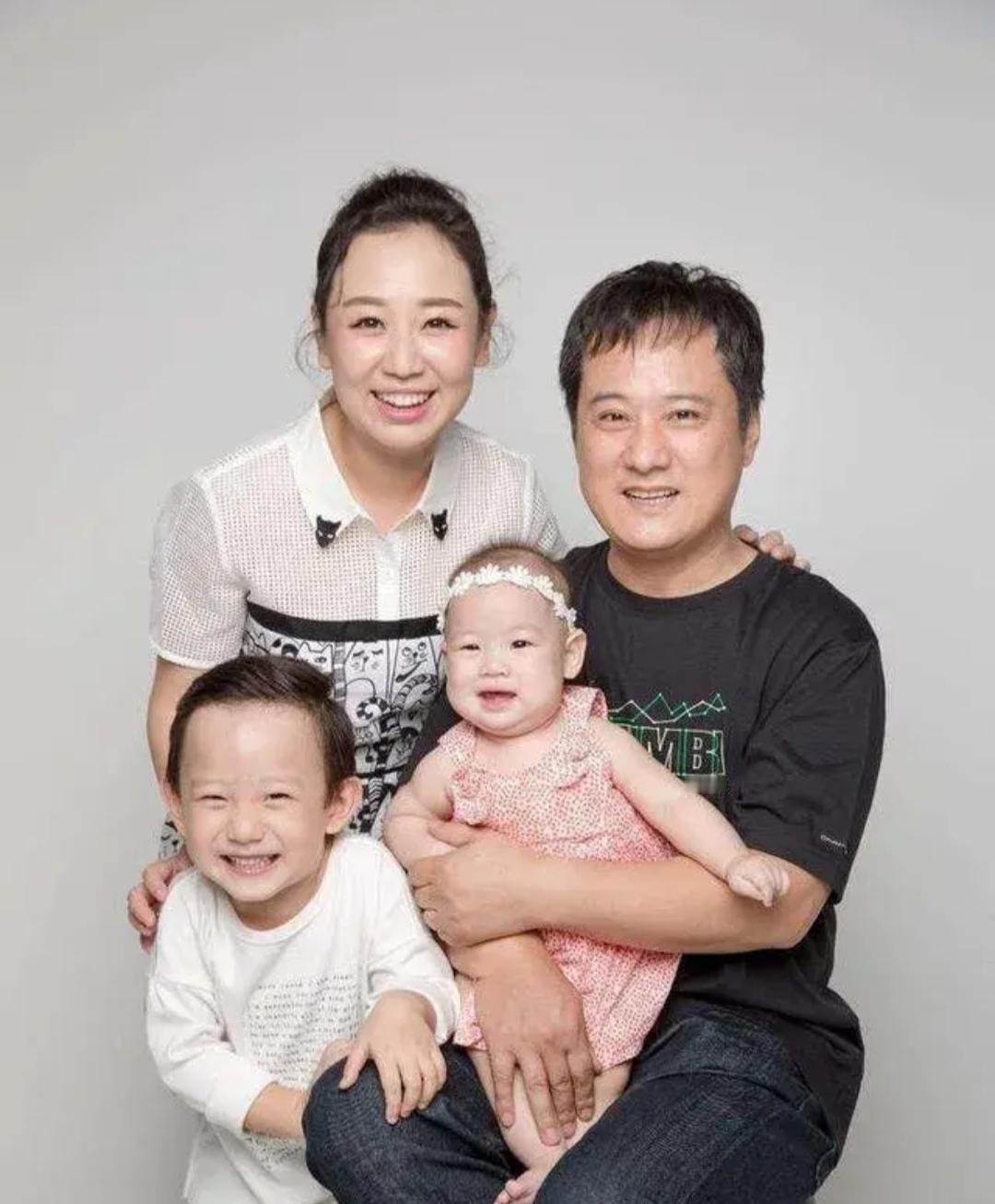 演员关凌姓关，老公姓姬，她就给儿子取名叫“姬关枪”，给女儿取名叫“姬关花”，大家