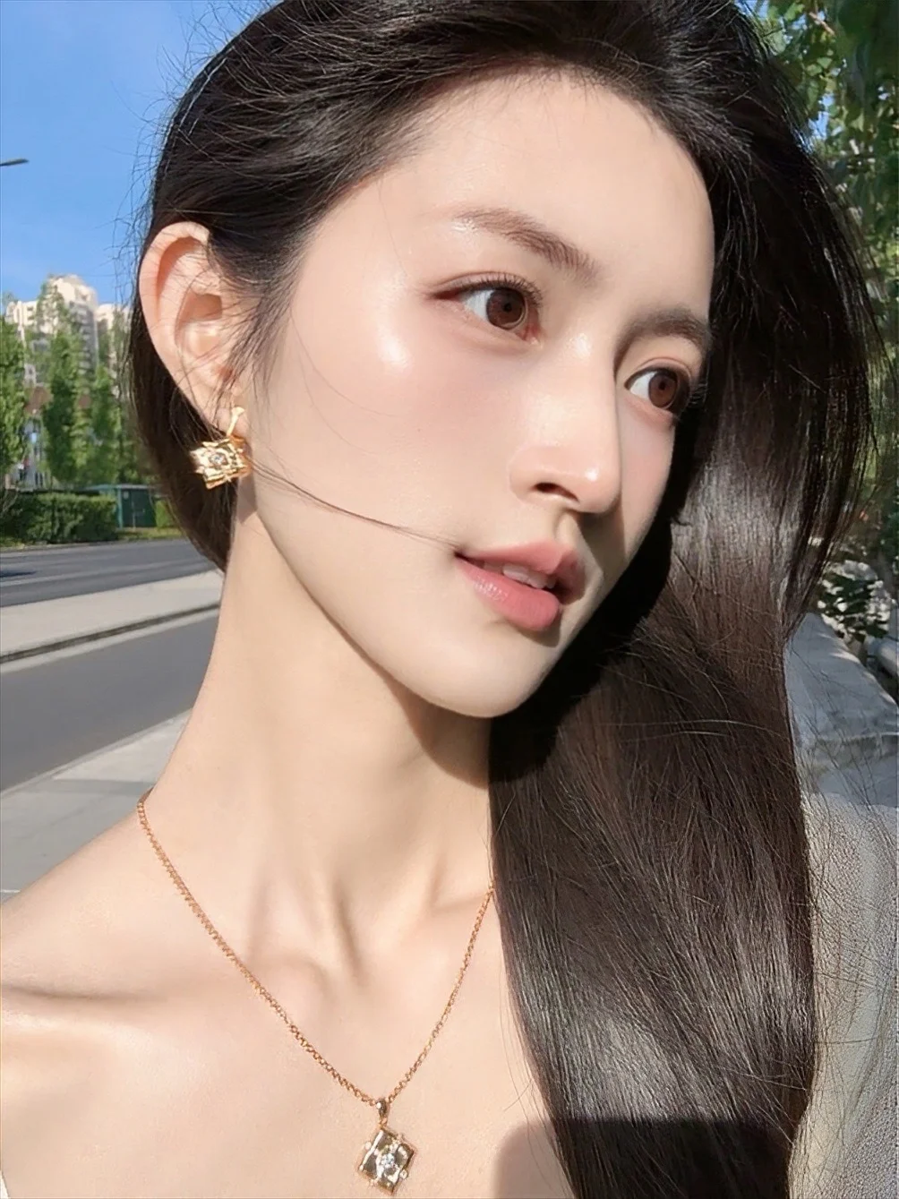 温润的金色 衬得肤色像浸了月光