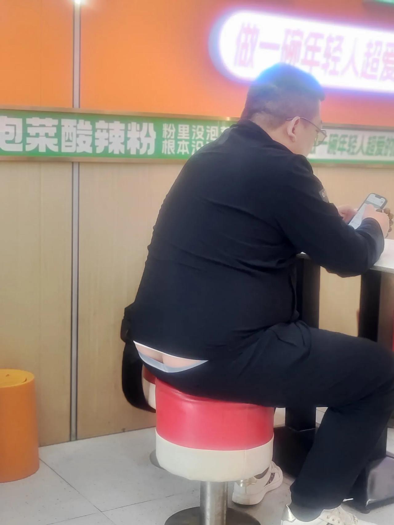 难以掩盖的尴尬：其实他不是故意的
一男子就餐，戴着眼镜彬彬有礼，入座的时候却露出