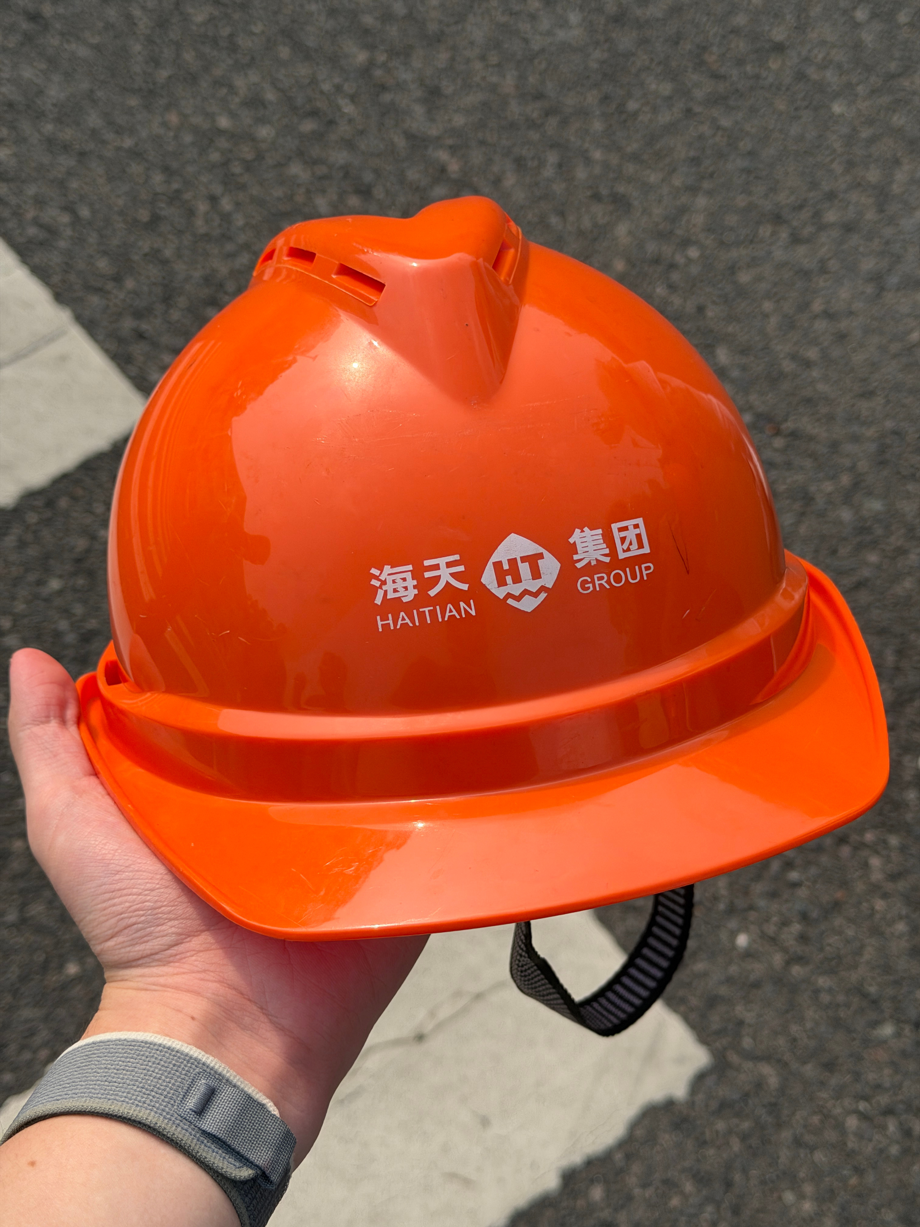 带上安全帽 今天来参观海天⛑️想起了雷总那句：大压铸直接干两套，我找的海天 ​​
