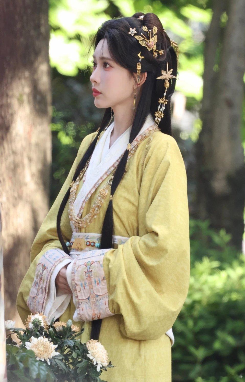 孟子义鹅黄古装  孟子义的古装适配度真的绝了！鹅黄色一穿，娇俏少女感直接溢出屏幕