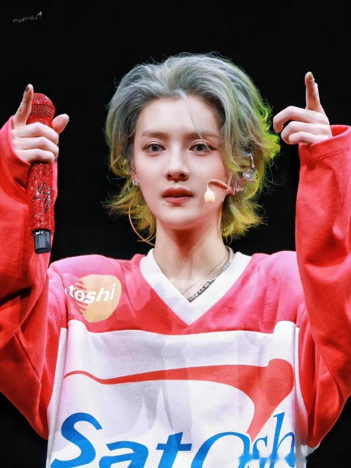 鹿晗 35 岁的状态太绝了！舞台上唱跳活力四射，丝毫不见岁月痕迹，“只有我一个人
