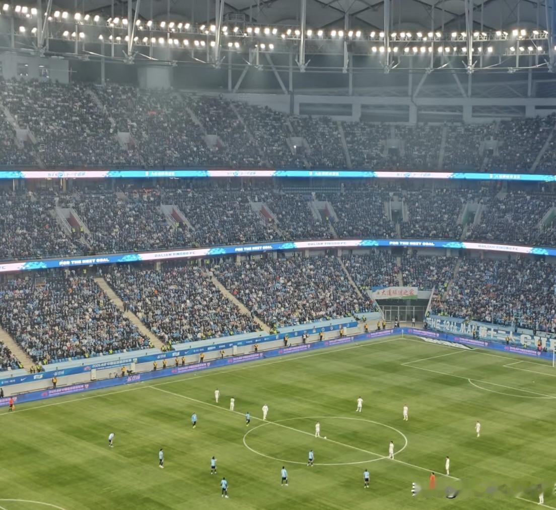 说大连魔力主场，一点都不为过。下半场六十六分钟，大连英博又进一球。

现在比赛场