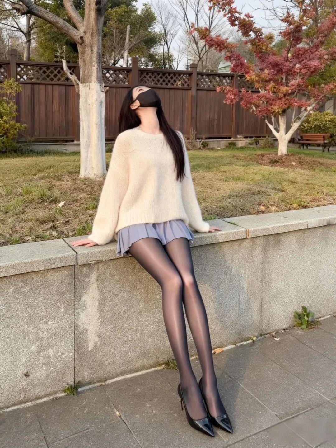 “​米白色毛衣+灰色百褶裙”，穿搭魅力
米白色宽松毛衣搭配浅灰色百褶短裙，色调柔