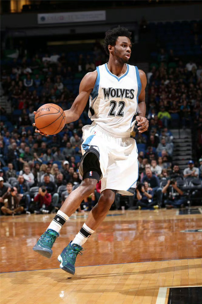 NBA鞋视角十年前的2016年他们都在穿什么鞋？· 哈登开启签名鞋系列 Hard