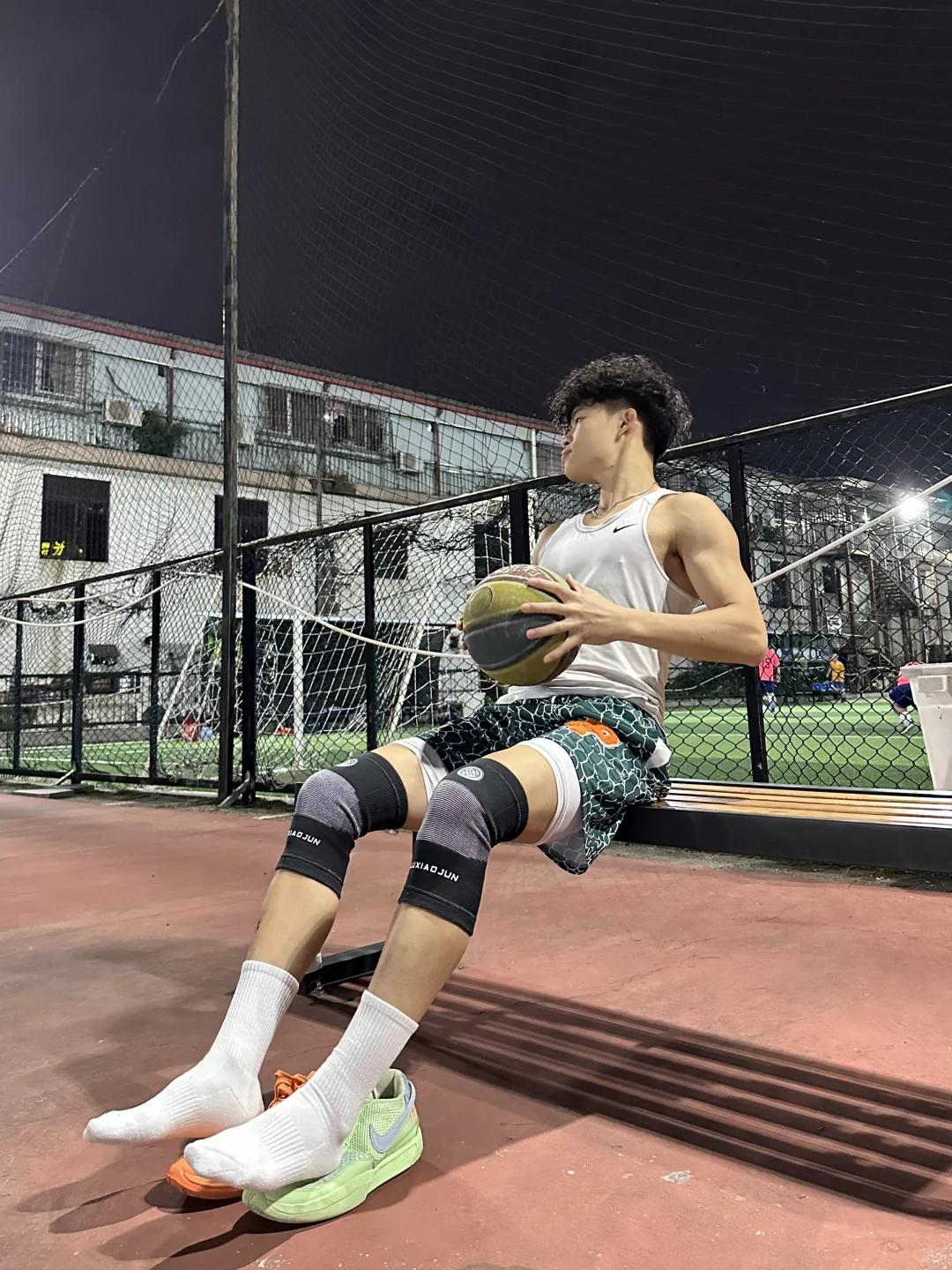 1️⃣80篮球弟弟 天冷也要打球