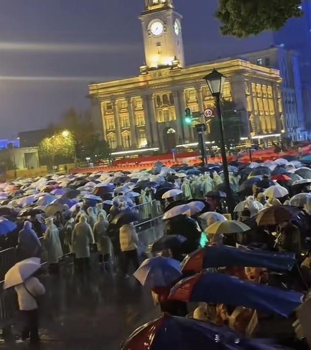 2025年12月31日，武汉江汉关前风雨交加。

一群年轻人裹着冬衣，在雨里站了