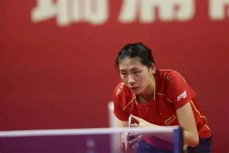 看陈熠打乒乓球有居高临下的感觉。解说员高涵说：陈熠身1.8米。也有很多报道称身高