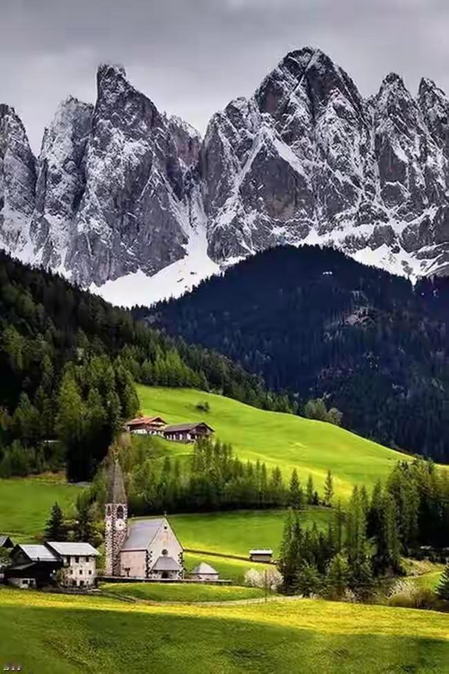 你最幸福的是什么事

深夜加班回家，暴雨，高跟鞋断在路边。正狼狈时，24小时便利