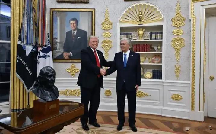 哈总统托卡耶夫，在白宫表态将加入《亚伯拉罕协议》，旋即又在克宫与普京宣布，提升俄