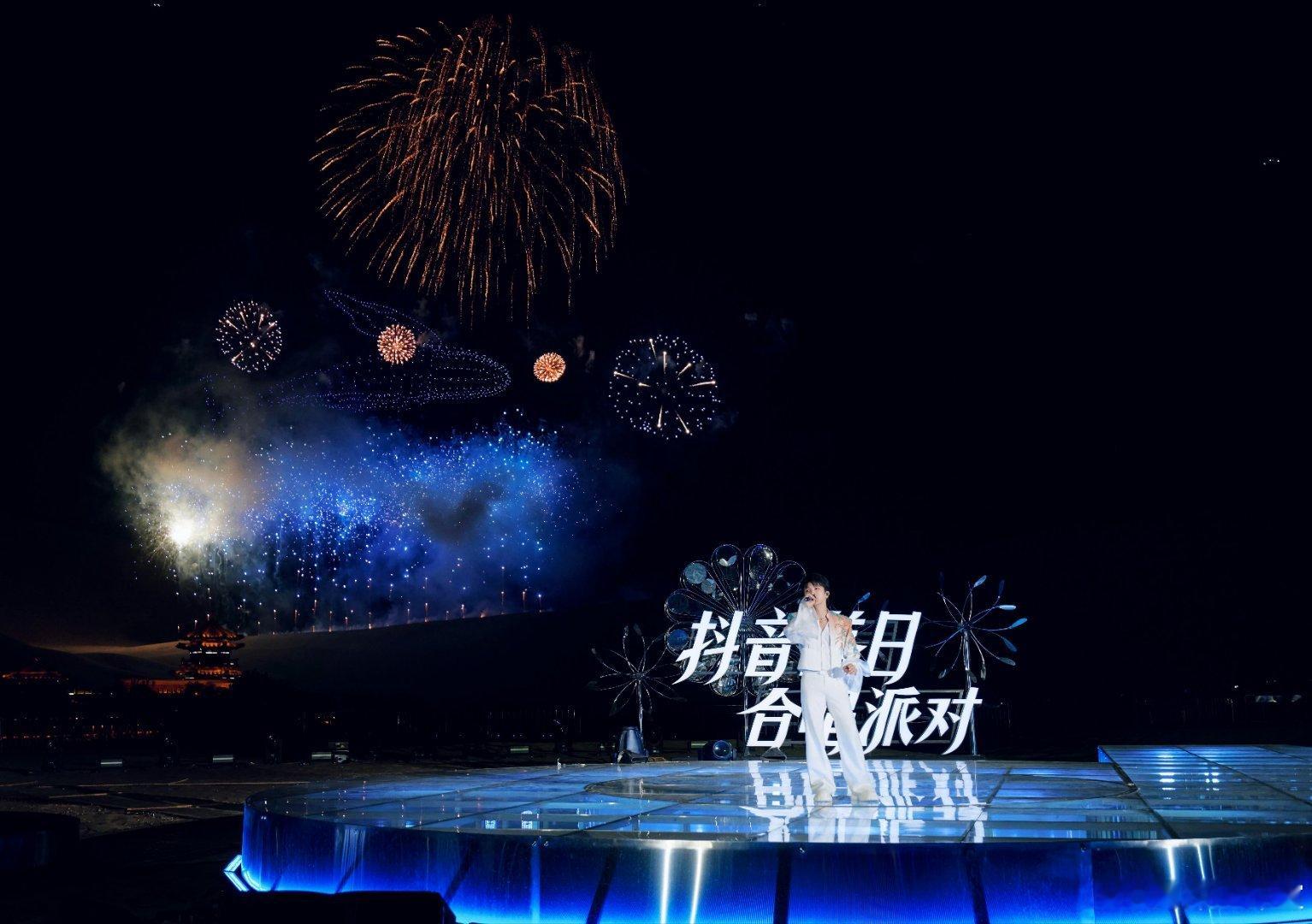 周深[超话] [音乐]周深2025深深的巡回演唱会 [2025.05.05]🌟